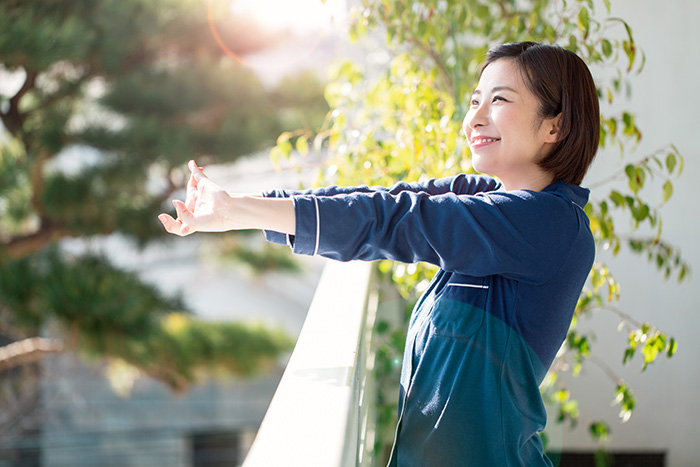 女性　ベランダ　清々しい